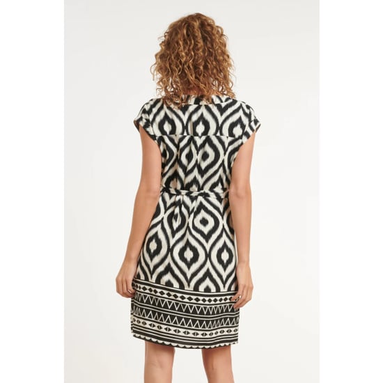 Smashed Lemon Zwart-witte jurk met ikat print en tailleceintuur | - Image 4