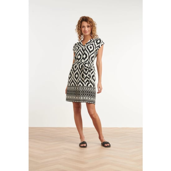 Smashed Lemon Zwart-witte jurk met ikat print en tailleceintuur | - Image 6