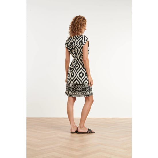 Smashed Lemon Zwart-witte jurk met ikat print en tailleceintuur | - Image 5