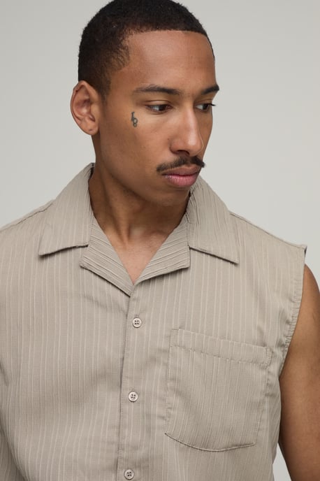 Textured Pleated Regular Fit Sleeveless Shirt & Short Set - Image 3