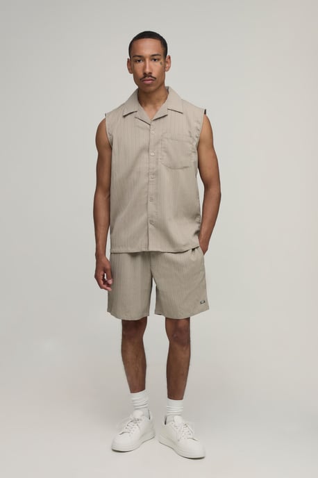 Textured Pleated Regular Fit Sleeveless Shirt & Short Set - Image 4