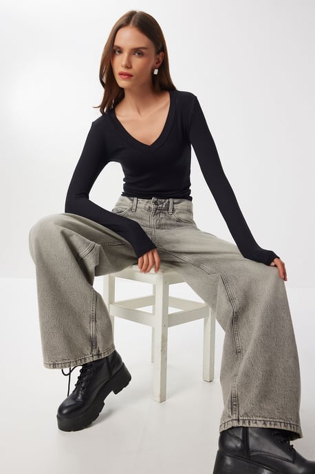 Slim Fit V-ringad Blus med Långa Ärmar - Image 1