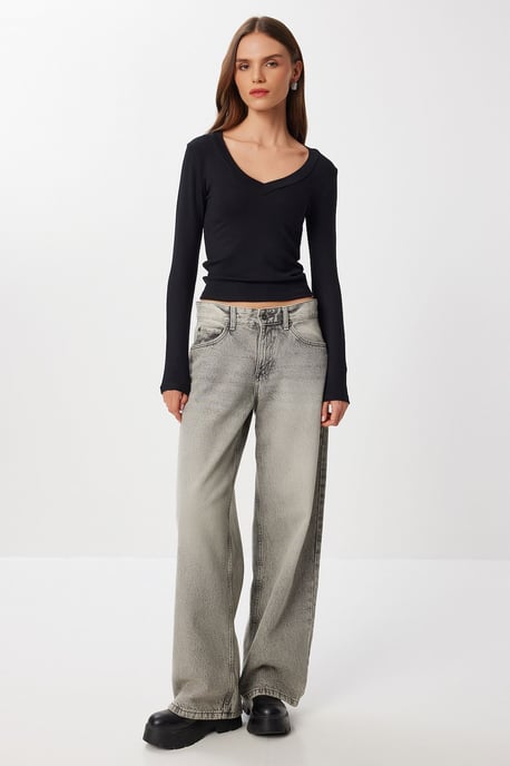 Slim Fit V-ringad Blus med Långa Ärmar - Image 3