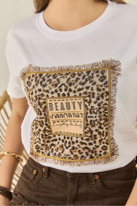 T-shirt med leopardsmönster och rund halsringning - Image 4