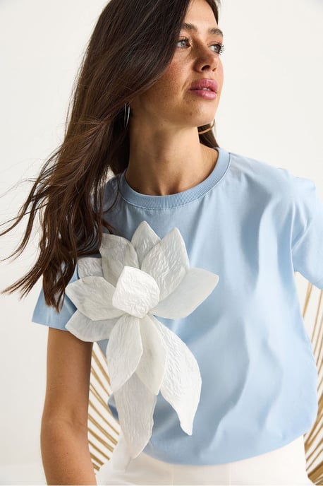 Bloemenprint T-shirt met ronde hals en accessoire-detail - Image 2