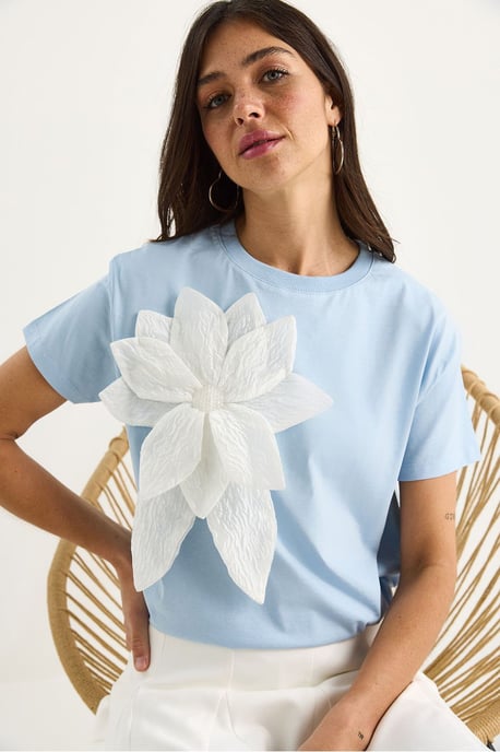 Bloemenprint T-shirt met ronde hals en accessoire-detail - Image 4