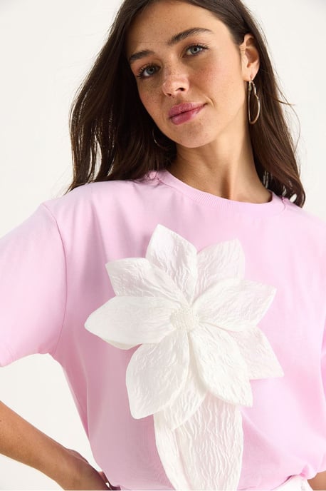 Bloemenprint T-shirt met ronde hals en accessoire-detail - Image 1