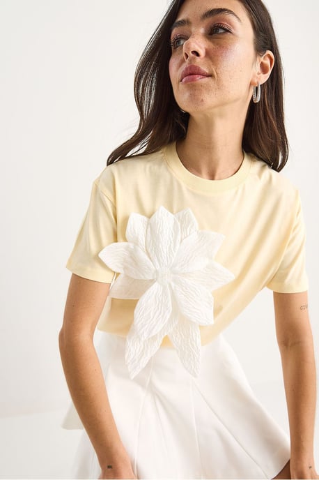 Bloemenprint T-shirt met ronde hals en accessoire-detail - Image 3