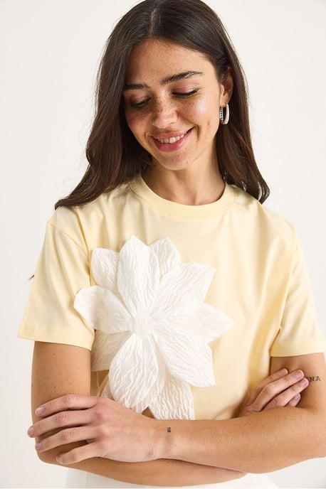 Bloemenprint T-shirt met ronde hals en accessoire-detail - Image 4