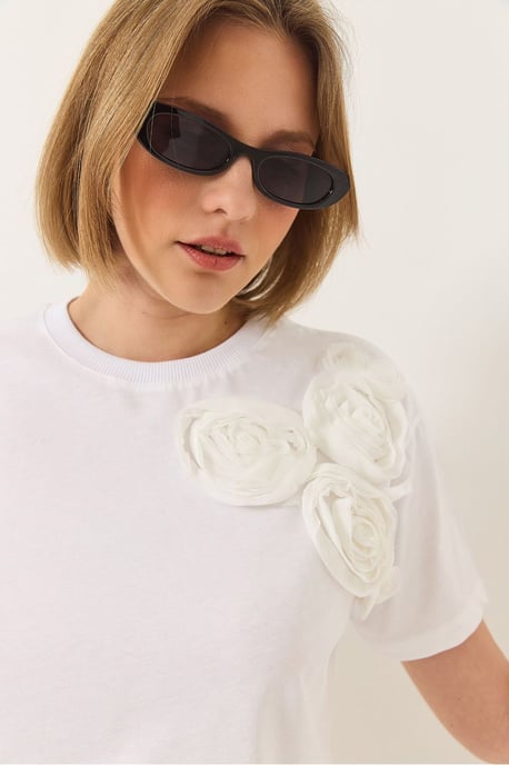 T-shirt med rund hals i kammad bomull med tillbehörsdetalj - Image 3