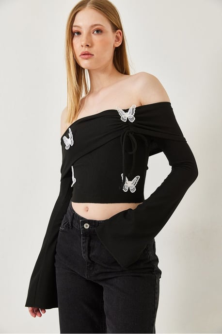 Broderad kort blus med Madonna-krage - Image 2