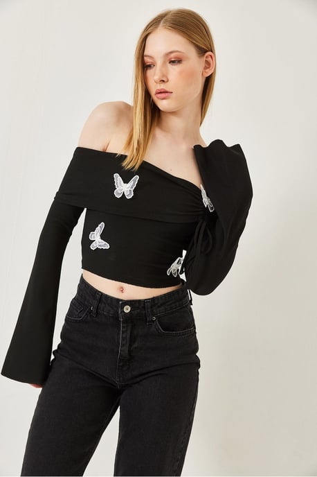 Broderad kort blus med Madonna-krage - Image 3