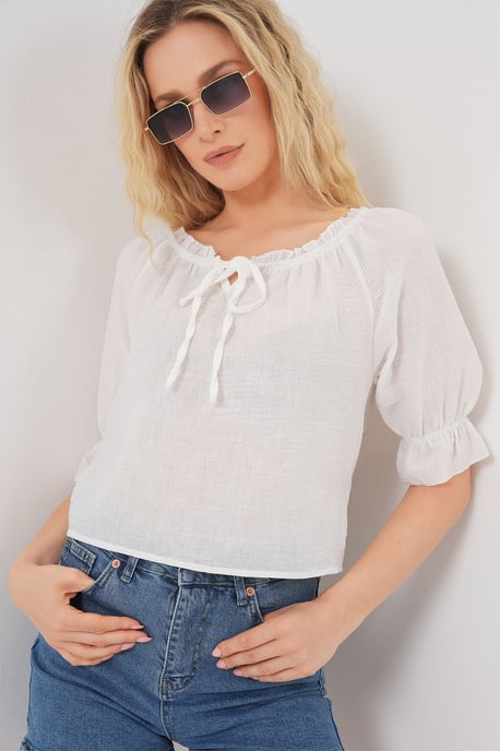 Getextureerde Bootneck Crop Blouse met Pompom Detail - Image 3