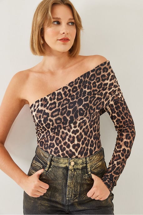 Leopardprint Strapless Fitted Blouse - Image 4