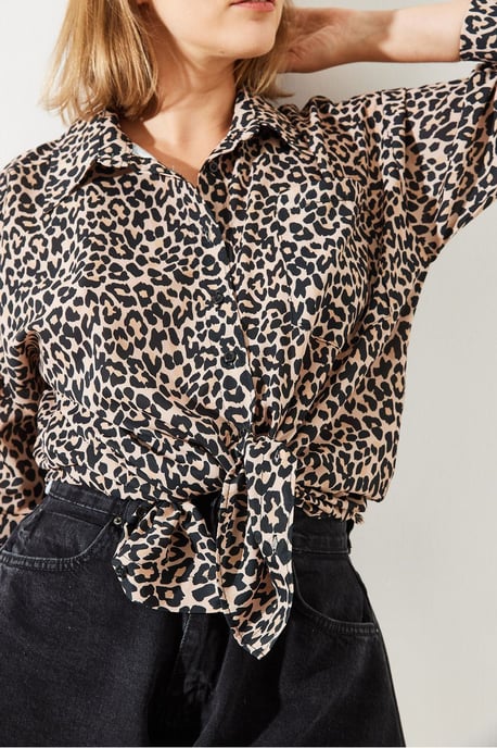 Leopardmönstrad långärmad knapp-up skjorta med pompomdetaljer - Image 4
