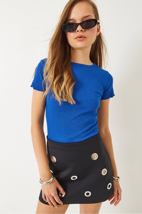 Ribbat kort t-shirt med rundad hals och sallads kantdetalj - Image 2