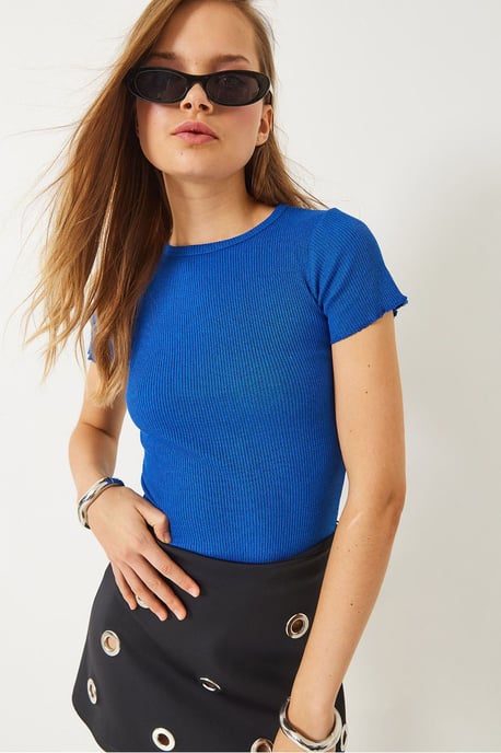 Ribbat kort t-shirt med rundad hals och sallads kantdetalj - Image 4