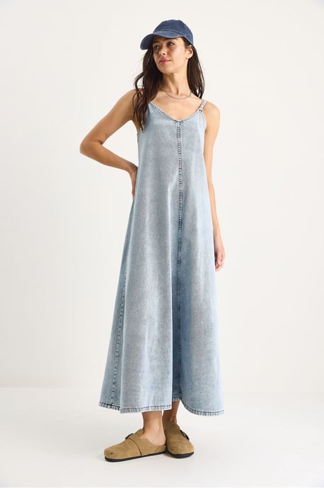 Maxi V-ringad jeansklänning med knappstängning - Image 2