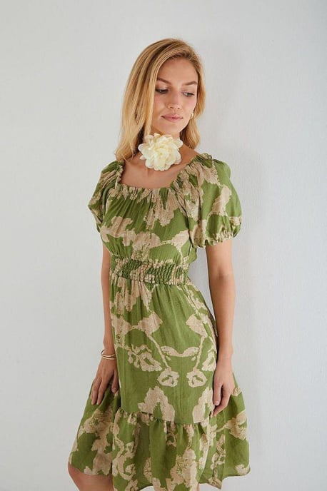 Blommig Volang Off-Shoulder Midi Klänning med Knutdetalj - Image 2
