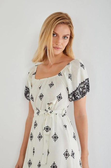 Blommig Off Shoulder Midi Klänning - Image 4