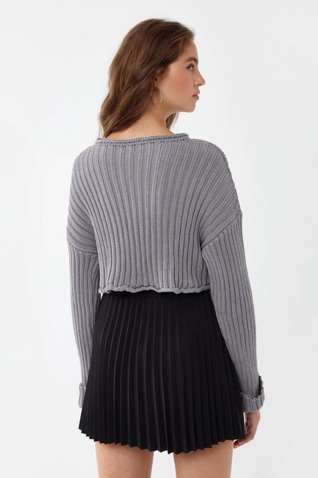 Fitted Crew Neck Cropped Sweater - Image 4