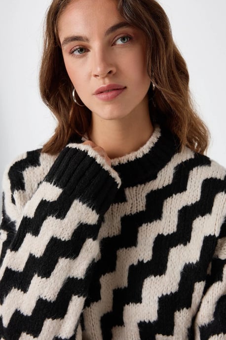 Zigzag Patterned Crew Neck Sweater - Image 3