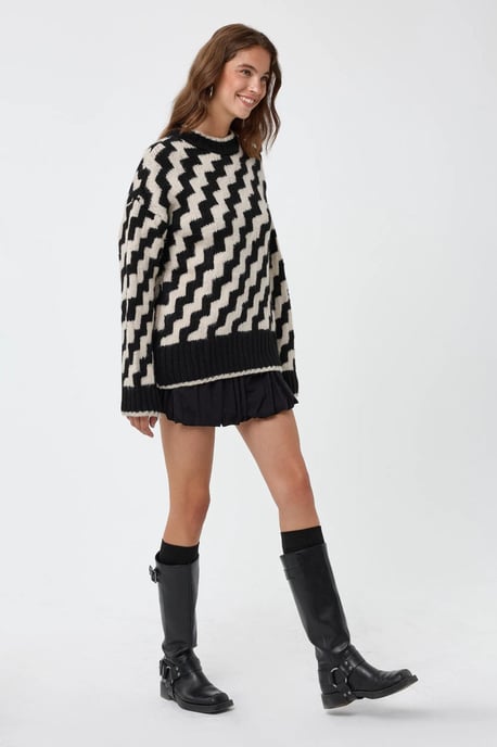 Zigzag Patterned Crew Neck Sweater - Image 4
