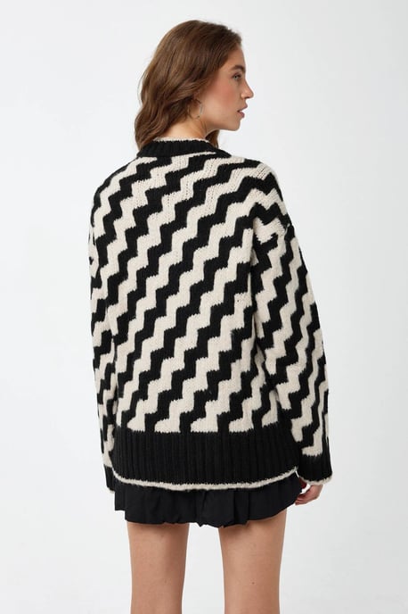 Zigzag Patterned Crew Neck Sweater - Image 5