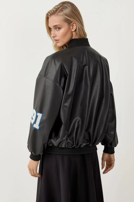 Faux läder oversized bomberjacka med patchdetaljer - Image 2