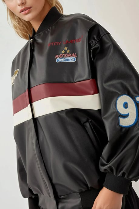 Faux läder oversized bomberjacka med patchdetaljer - Image 3