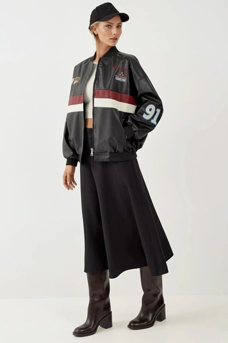 Faux läder oversized bomberjacka med patchdetaljer - Image 4