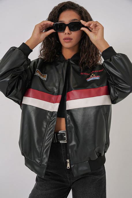 Faux läder oversized bomberjacka med patchdetaljer - Image 5