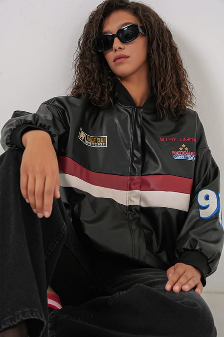Faux läder oversized bomberjacka med patchdetaljer - Image 6