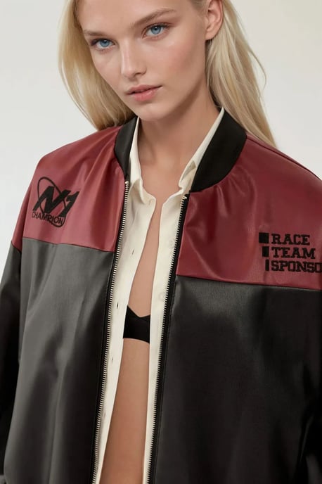 Faux läderoversized bomberjacka med patchdetaljer - Image 3