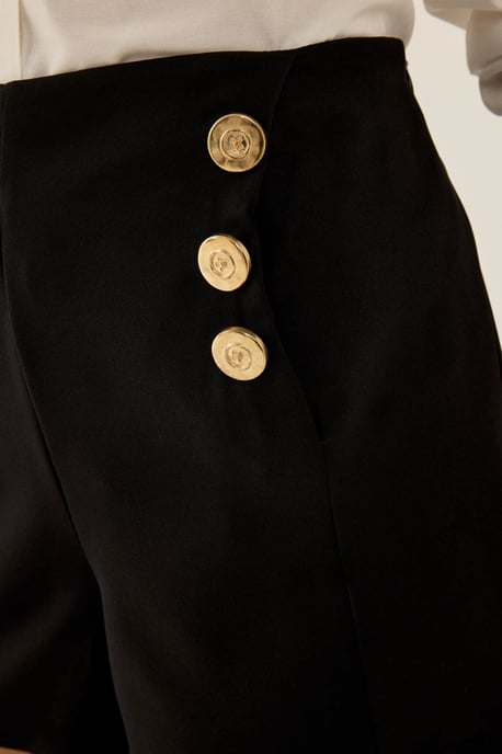 Zwarte Shorts met Gouden Knopdetails - Image 6