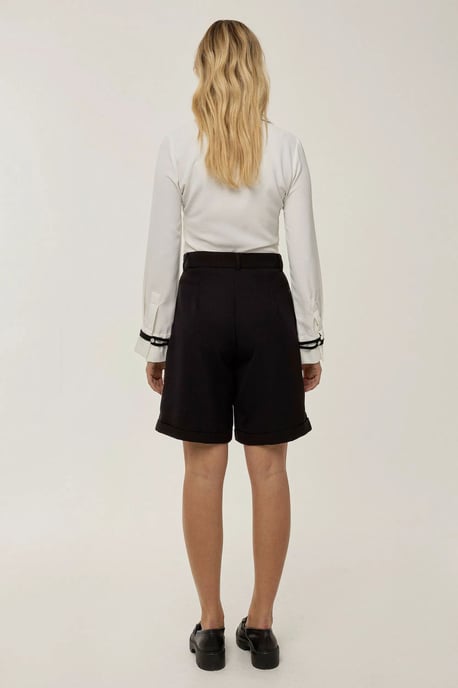 Högmidjade plisserade midishorts med knappdetalj - Image 5