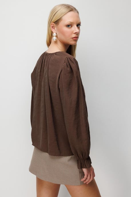 Texturerad knapp-up crew neck blus - Image 4
