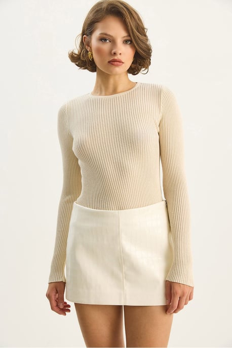 Figurformad ribbad stickad blus med paljettdetaljer - Image 2