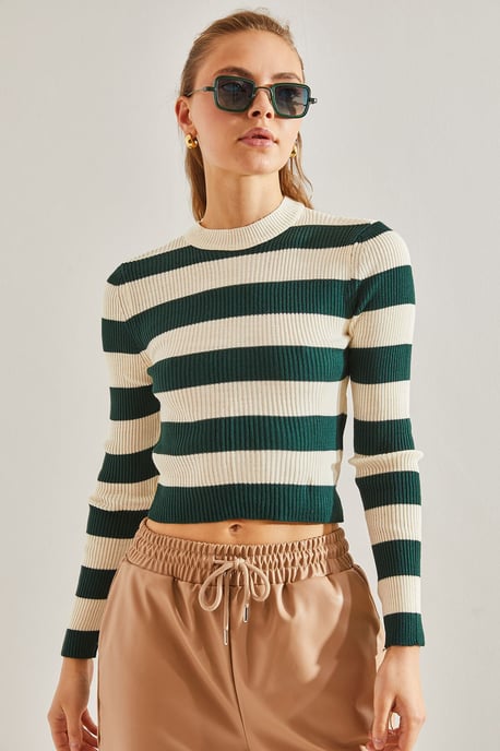 Randig kort blus med rundad halsringning - Image 4