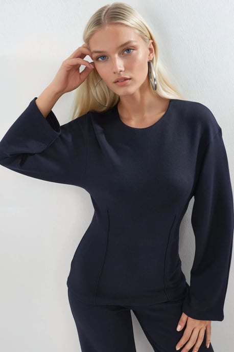 Rundhalsad långärmad figursydd blus - Image 1