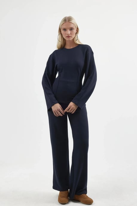 Rundhalsad långärmad figursydd blus - Image 4