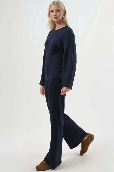 Rundhalsad långärmad figursydd blus - Image 5