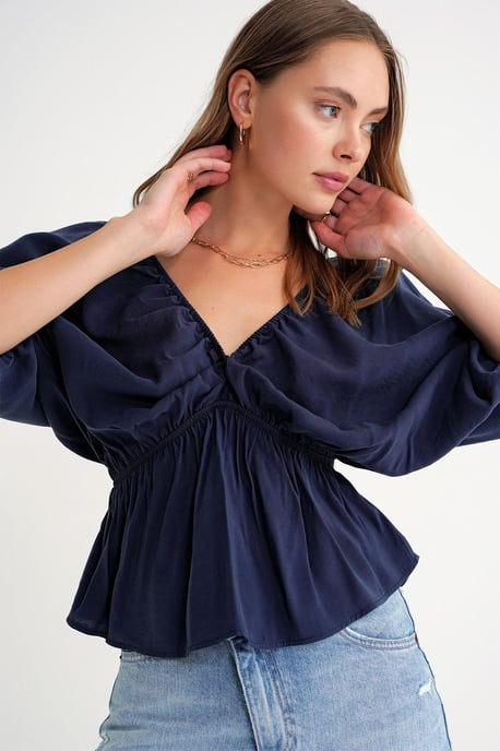 V-ringad Blus med Volangdetalj - Image 3