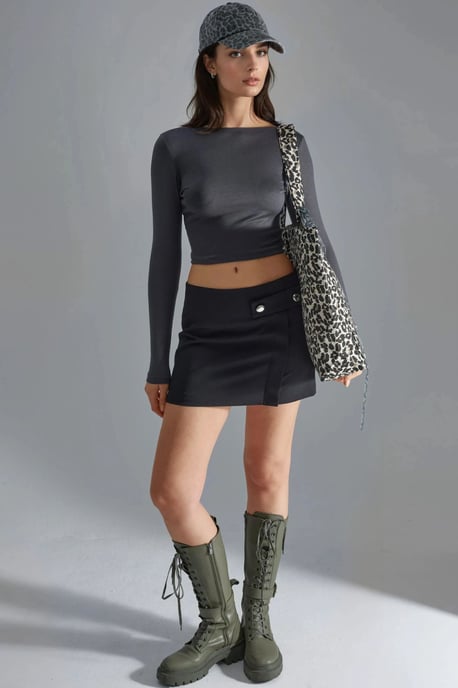 Slim Fit Cropped Blouse with Back Cut-Out - Image 4