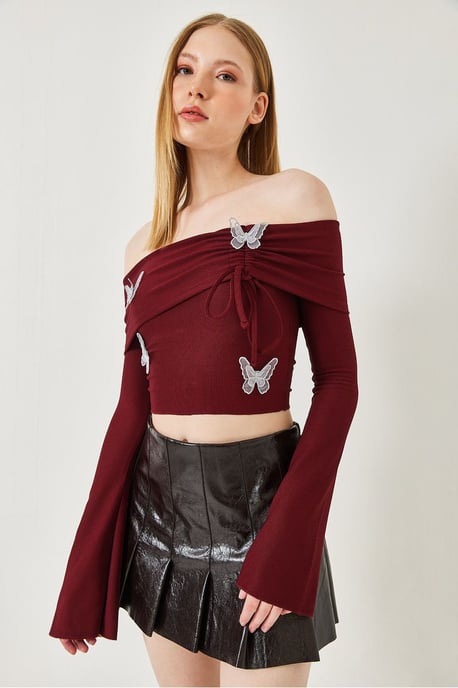 Broderad kort blus med Madonna-krage - Image 2