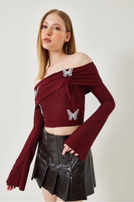 Broderad kort blus med Madonna-krage - Image 3