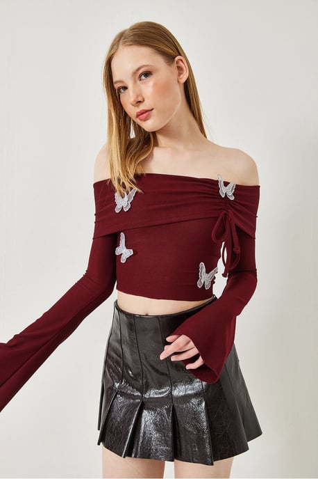 Broderad kort blus med Madonna-krage - Image 4
