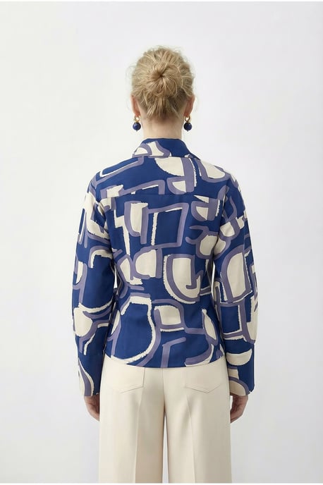Geometrisk mönsterblus med slipsdetalj - Image 4