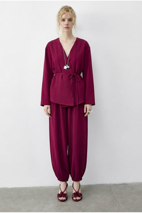 Blus med detaljerad bälte och joggerbyxor, tvådelat set - Image 2