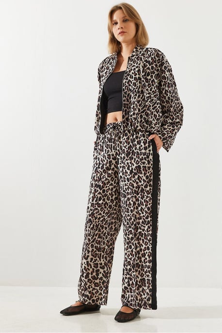Högmidjade byxor med leopardtryck och vida ben - Image 1
